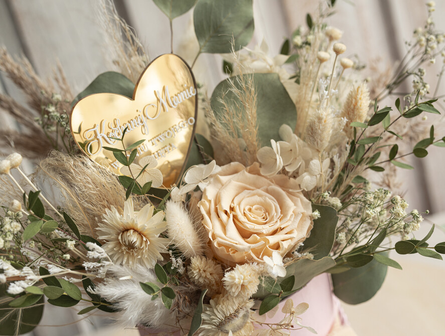 Prezenty dla Mamy flowerboxy, box ze słodyczami  kwiaty prezent dla Mamy z okazji dnia Matki, box kwiatowy dla mamy, kompozycja z suszonych kwiatów pomysł na prezent dla mamy, wieczne róże, flower box dla mamy1