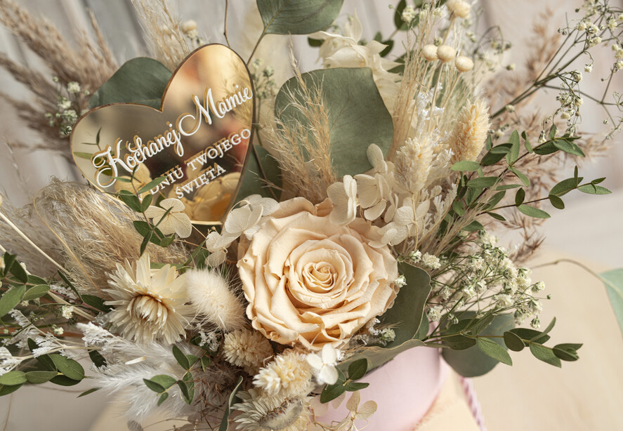 Prezenty dla Mamy flowerboxy, box ze słodyczami  kwiaty prezent dla Mamy z okazji dnia Matki, box kwiatowy dla mamy, kompozycja z suszonych kwiatów pomysł na prezent dla mamy, wieczne róże, flower box dla mamy2
