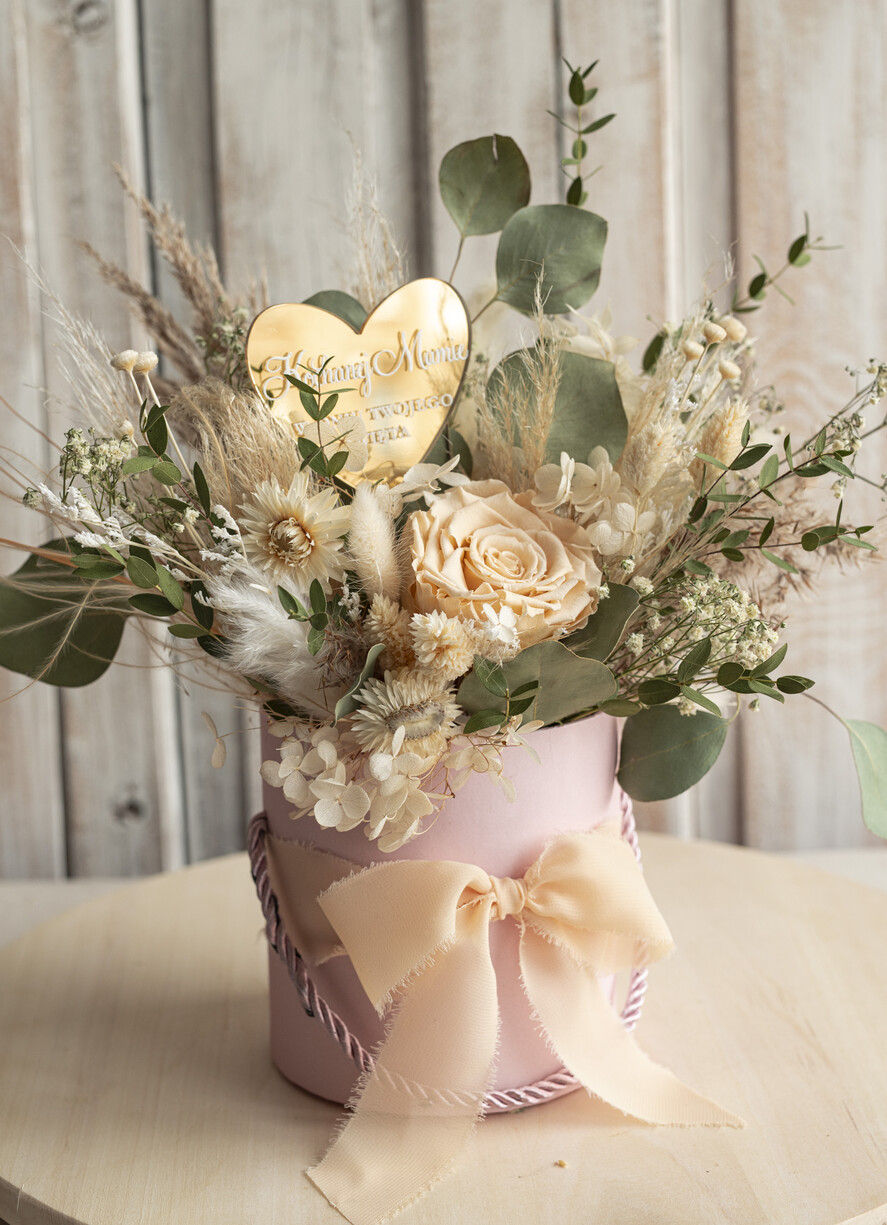 Prezenty dla Mamy flowerboxy, box ze słodyczami  kwiaty prezent dla Mamy z okazji dnia Matki, box kwiatowy dla mamy, kompozycja z suszonych kwiatów pomysł na prezent dla mamy, wieczne róże, flower box dla mamy3