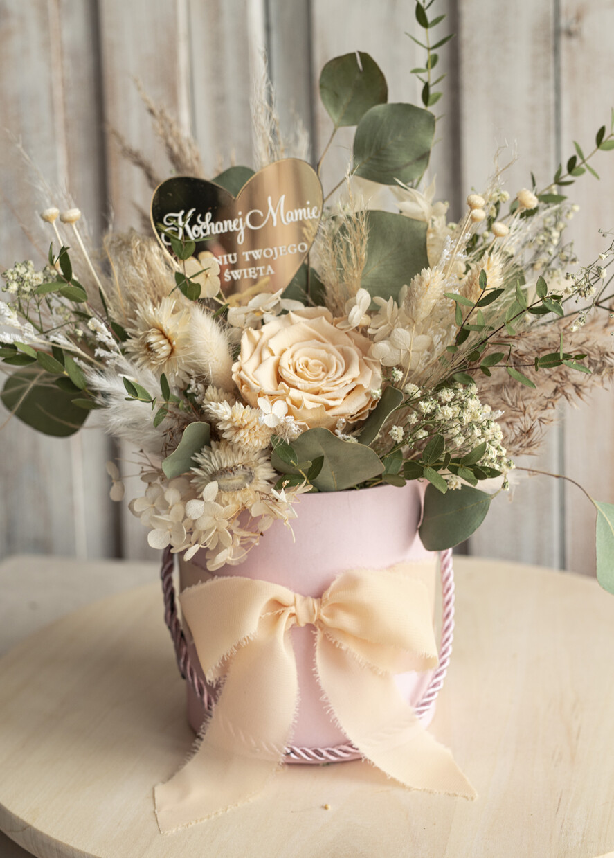 Prezenty dla Mamy flowerboxy, box ze słodyczami  kwiaty prezent dla Mamy z okazji dnia Matki, box kwiatowy dla mamy, kompozycja z suszonych kwiatów pomysł na prezent dla mamy, wieczne róże, flower box dla mamy5