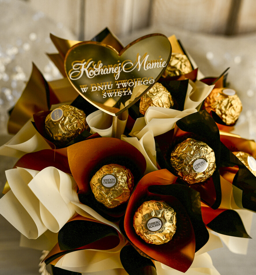 Prezenty dla Mamy flowerboxy, box ze słodyczami  Elegancki box ze słodyczami to wyjątkowy prezent dla mamy. Piękna kompozycja w ozdobnym pudełku – gotowy upominek na każdą okazję. Prezent na dzień mamy2