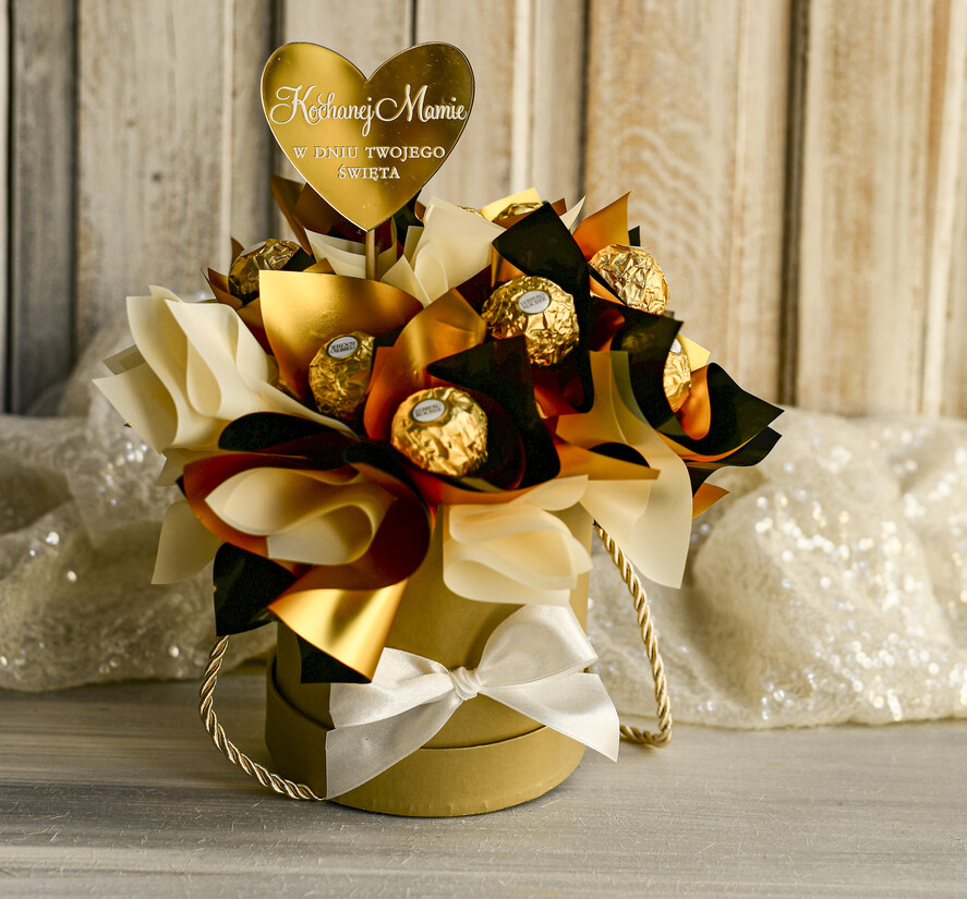Prezenty dla Mamy flowerboxy, box ze słodyczami  Elegancki box ze słodyczami to wyjątkowy prezent dla mamy. Piękna kompozycja w ozdobnym pudełku – gotowy upominek na każdą okazję. Prezent na dzień mamy4