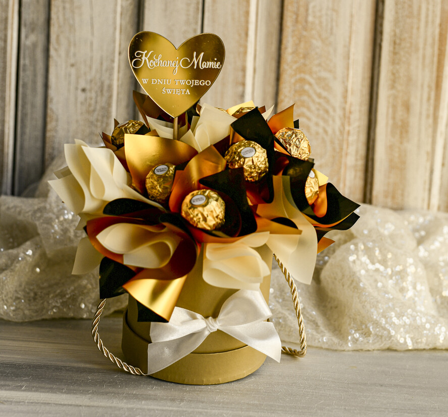 Prezenty dla Mamy flowerboxy, box ze słodyczami  Elegancki box ze słodyczami to wyjątkowy prezent dla mamy. Piękna kompozycja w ozdobnym pudełku – gotowy upominek na każdą okazję. Prezent na dzień mamy5