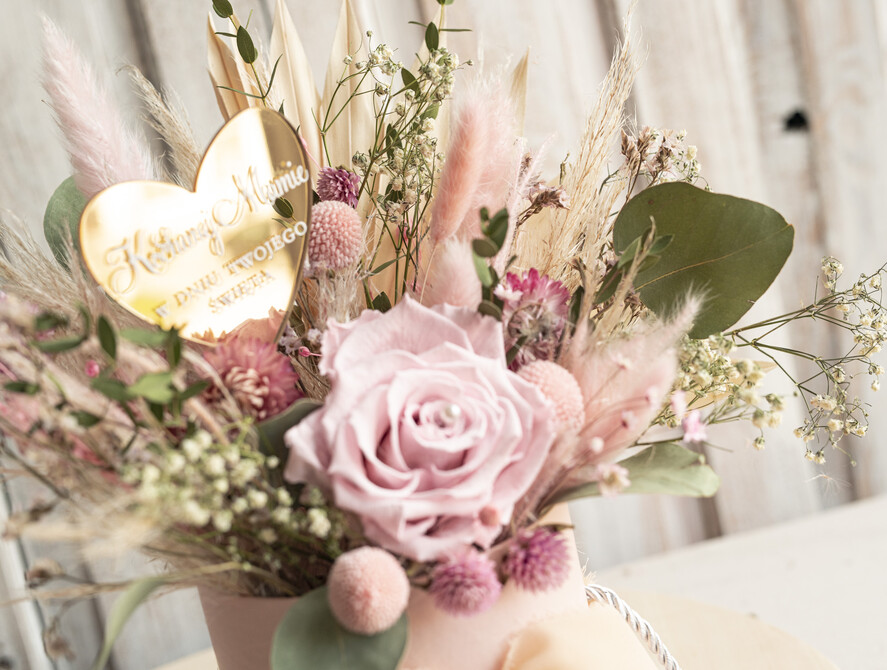 Prezenty dla Mamy flowerboxy, box ze słodyczami  pomysł na prezent na dzień mamy, kwiaty dla mamy, wieczna róża dla mamy, zielono różowy bukiet dla mamy z suszonych kiatów1