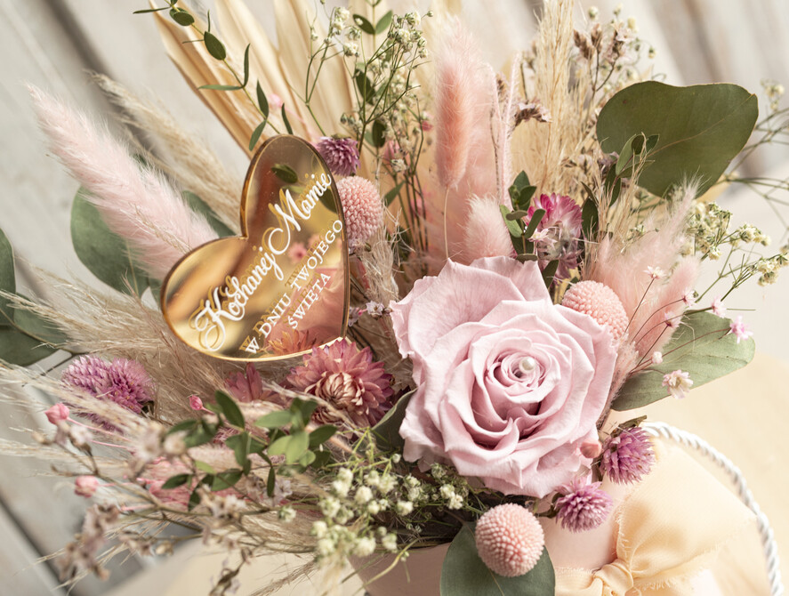 Prezenty dla Mamy flowerboxy, box ze słodyczami  pomysł na prezent na dzień mamy, kwiaty dla mamy, wieczna róża dla mamy, zielono różowy bukiet dla mamy z suszonych kiatów2