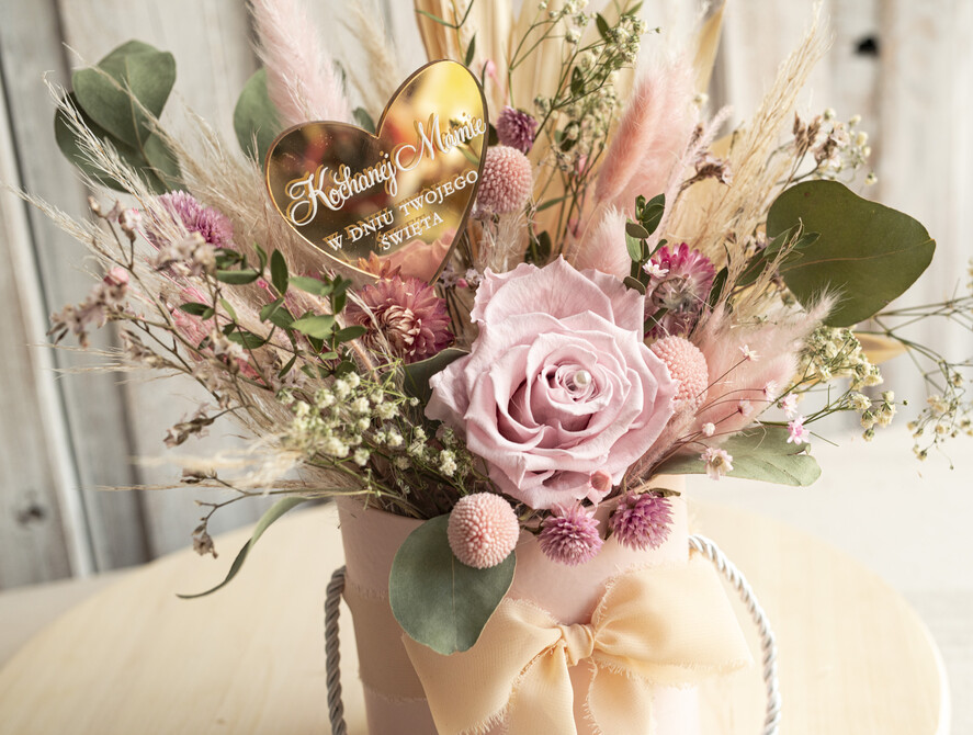 Prezenty dla Mamy flowerboxy, box ze słodyczami  pomysł na prezent na dzień mamy, kwiaty dla mamy, wieczna róża dla mamy, zielono różowy bukiet dla mamy z suszonych kiatów3