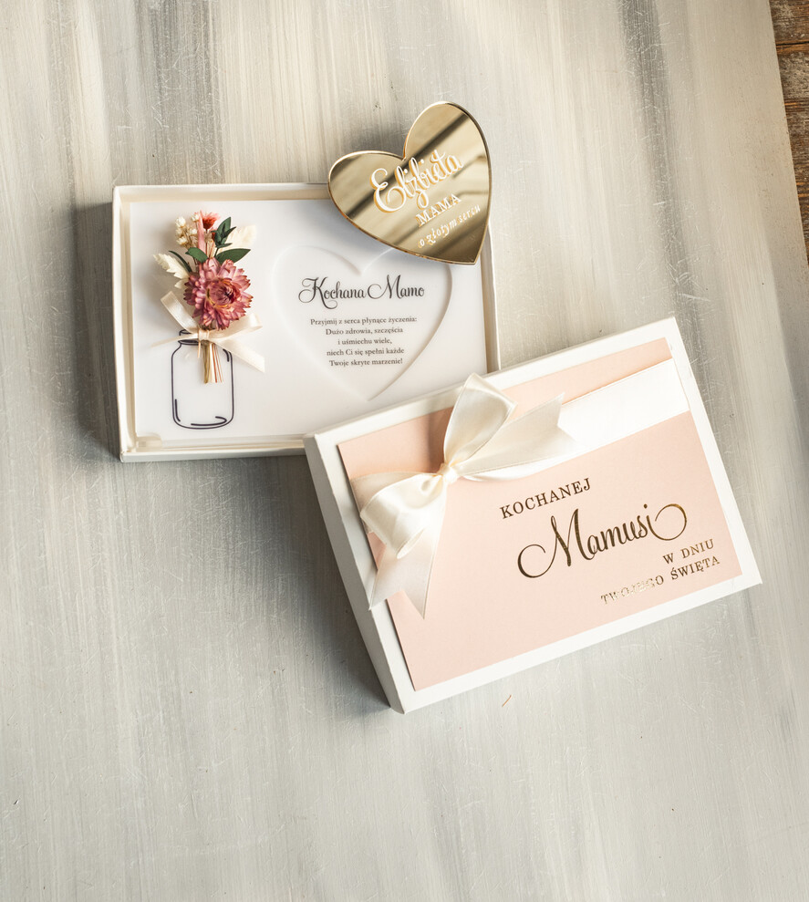 Prezenty dla Mamy flowerboxy, box ze słodyczami  biała tabliczka z życzeniami na dzień Mamy prezent dla Mamy z okazji dnia Matki, kwiaty prezent dla mamy, kompozycja z suszonych kwiatów pomysł na prezent dla mamy1