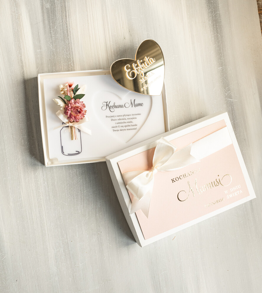 Prezenty dla Mamy flowerboxy, box ze słodyczami  biała tabliczka z życzeniami na dzień Mamy prezent dla Mamy z okazji dnia Matki, kwiaty prezent dla mamy, kompozycja z suszonych kwiatów pomysł na prezent dla mamy2