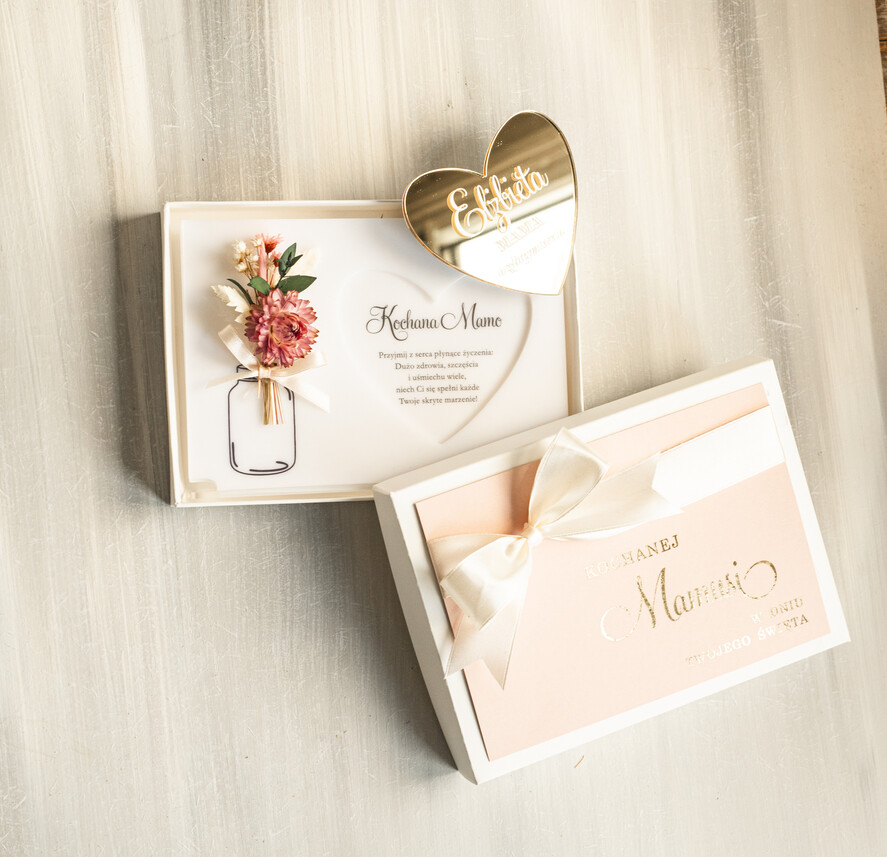 Prezenty dla Mamy flowerboxy, box ze słodyczami  biała tabliczka z życzeniami na dzień Mamy prezent dla Mamy z okazji dnia Matki, kwiaty prezent dla mamy, kompozycja z suszonych kwiatów pomysł na prezent dla mamy3