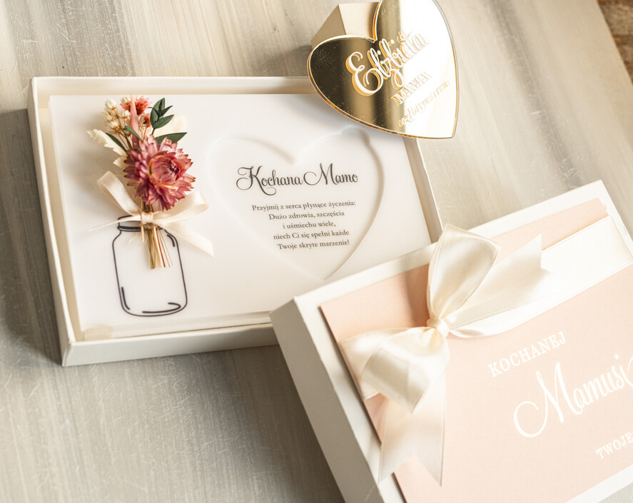 Prezenty dla Mamy flowerboxy, box ze słodyczami  biała tabliczka z życzeniami na dzień Mamy prezent dla Mamy z okazji dnia Matki, kwiaty prezent dla mamy, kompozycja z suszonych kwiatów pomysł na prezent dla mamy4