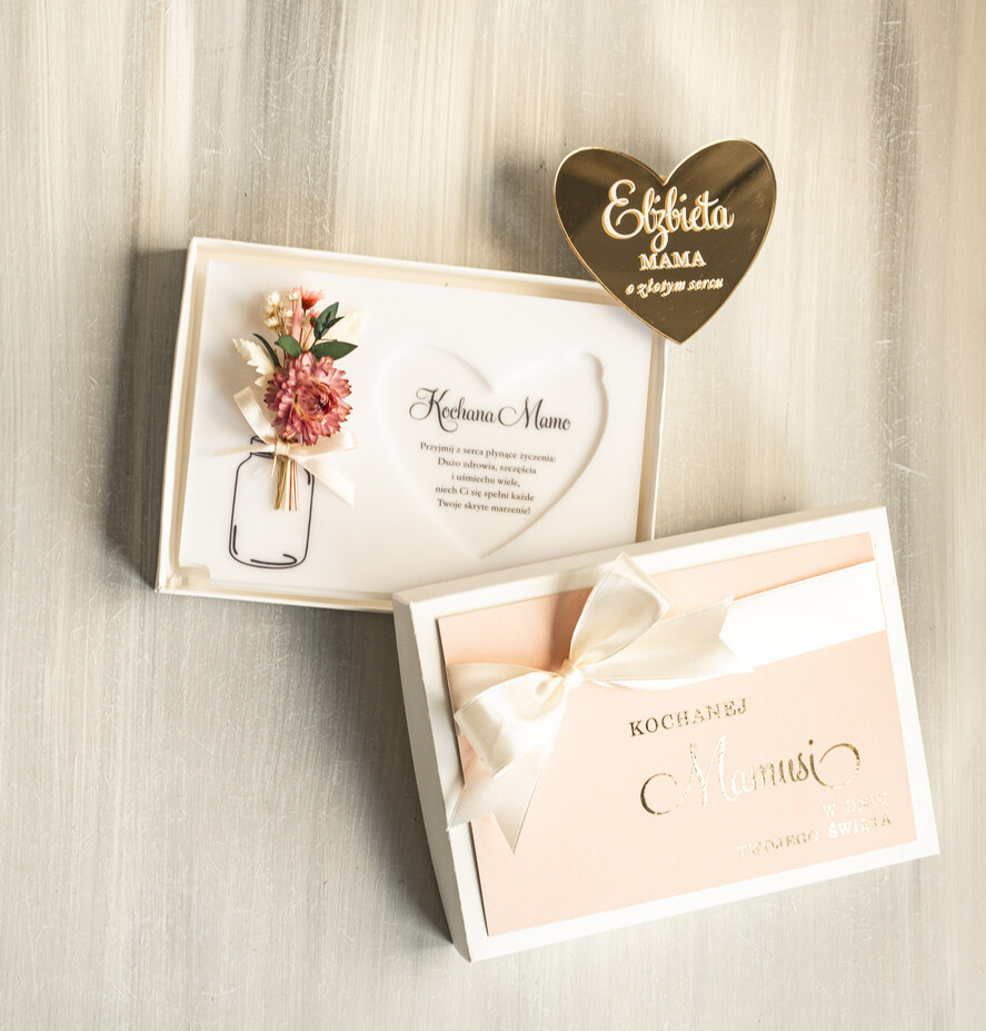 Prezenty dla Mamy flowerboxy, box ze słodyczami  biała tabliczka z życzeniami na dzień Mamy prezent dla Mamy z okazji dnia Matki, kwiaty prezent dla mamy, kompozycja z suszonych kwiatów pomysł na prezent dla mamy5