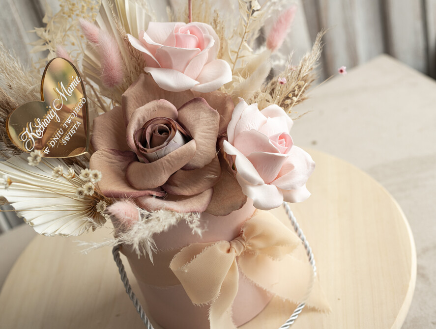 Prezenty dla Mamy flowerboxy, box ze słodyczami  kwiaty prezent dla Mamy z okazji dnia Matki, box kwiatowy dla mamy, kompozycja z suszonych kwiatów pomysł na prezent dla mamy, wieczne róże, flower box dla mamy1