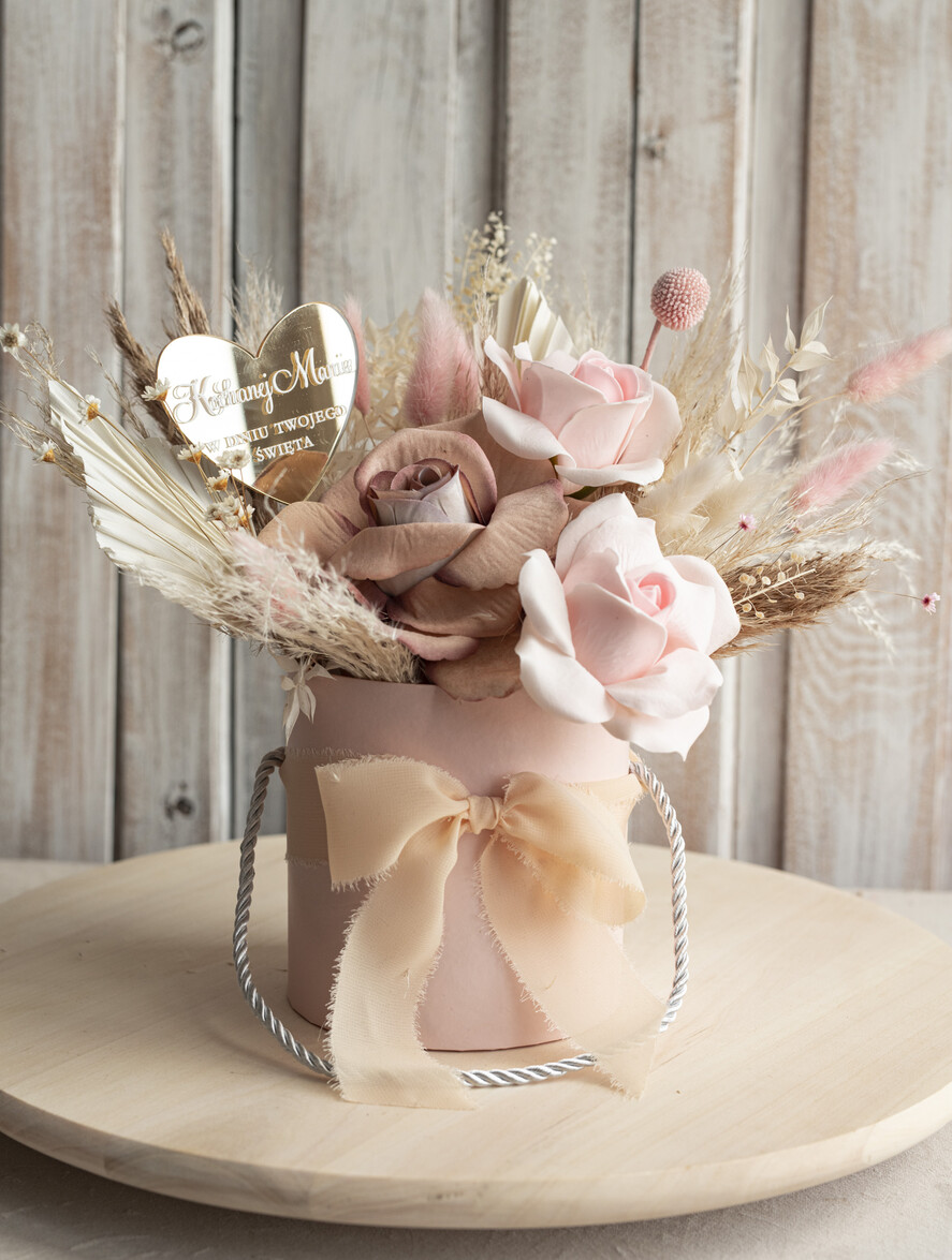 Prezenty dla Mamy flowerboxy, box ze słodyczami  kwiaty prezent dla Mamy z okazji dnia Matki, box kwiatowy dla mamy, kompozycja z suszonych kwiatów pomysł na prezent dla mamy, wieczne róże, flower box dla mamy3