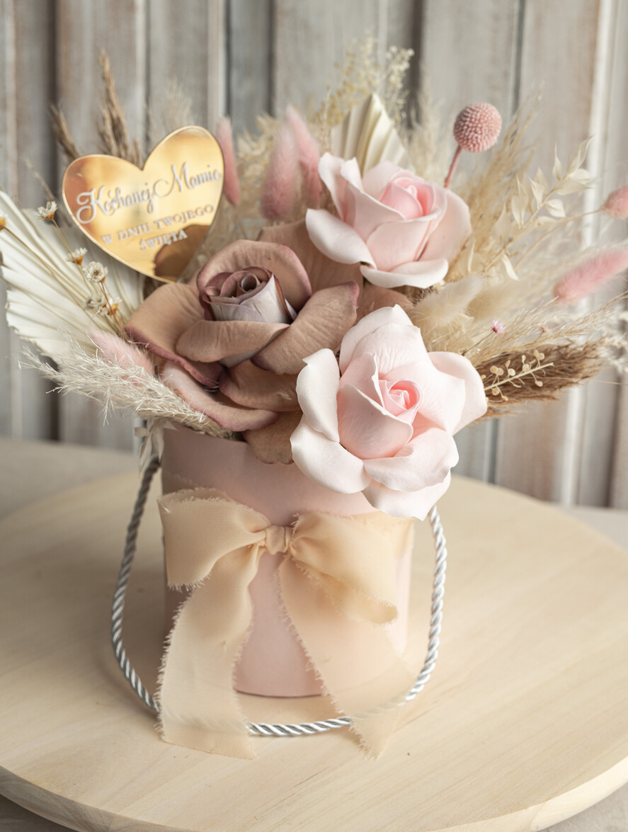 Prezenty dla Mamy flowerboxy, box ze słodyczami  kwiaty prezent dla Mamy z okazji dnia Matki, box kwiatowy dla mamy, kompozycja z suszonych kwiatów pomysł na prezent dla mamy, wieczne róże, flower box dla mamy4