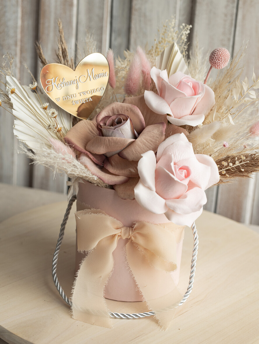 Prezenty dla Mamy flowerboxy, box ze słodyczami  kwiaty prezent dla Mamy z okazji dnia Matki, box kwiatowy dla mamy, kompozycja z suszonych kwiatów pomysł na prezent dla mamy, wieczne róże, flower box dla mamy5