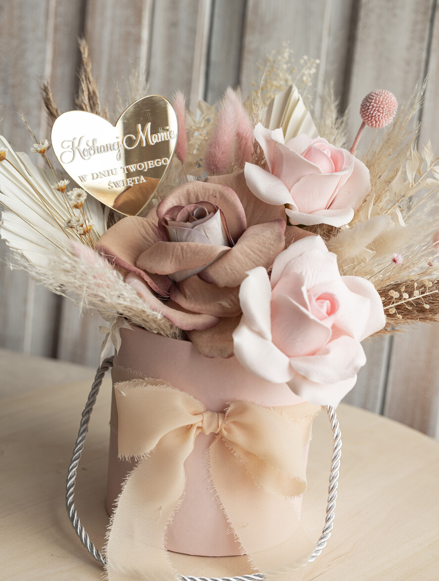 Prezenty dla Mamy flowerboxy, box ze słodyczami  kwiaty prezent dla Mamy z okazji dnia Matki, box kwiatowy dla mamy, kompozycja z suszonych kwiatów pomysł na prezent dla mamy, wieczne róże, flower box dla mamy0