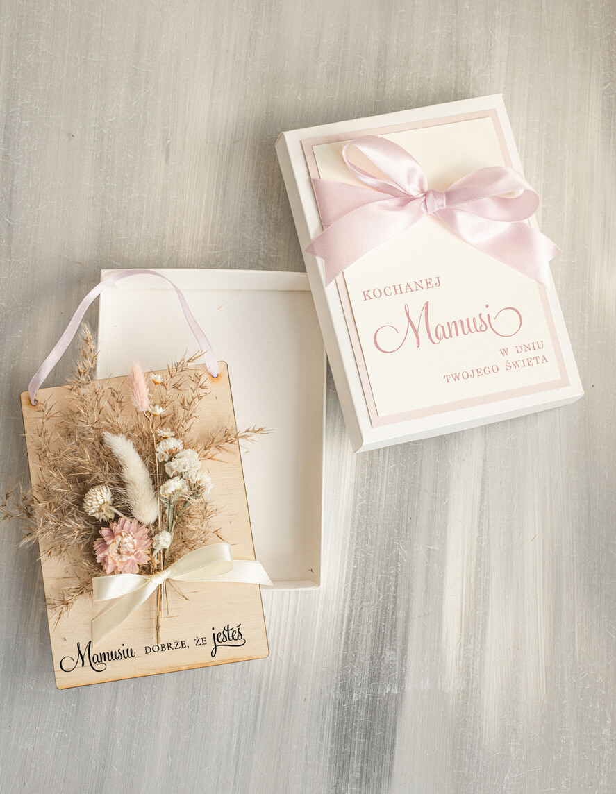 Prezenty dla Mamy flowerboxy, box ze słodyczami  drewniana kartka z życzeniami na dzień Mamy prezent dla Mamy z okazji dnia Matki, kwiaty prezent dla mamy, kompozycja z suszonych kwiatów pomysł na prezent dla mamy1