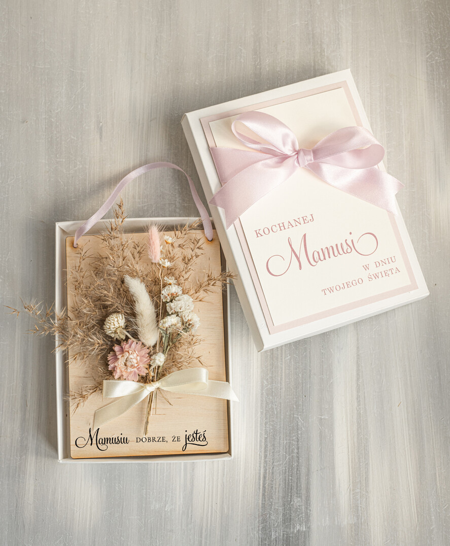 Prezenty dla Mamy flowerboxy, box ze słodyczami  drewniana kartka z życzeniami na dzień Mamy prezent dla Mamy z okazji dnia Matki, kwiaty prezent dla mamy, kompozycja z suszonych kwiatów pomysł na prezent dla mamy0