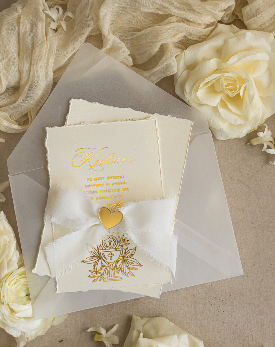 Zaproszenia na Komunię  dziewczynka  zaproszenia na Komunię ze złotym serduszkiem, złote zaproszenia na Komunię, Zaproszenia na Komunię dla dziewczynki, Eleganckie zaproszenia Komunijne ze złotymi literami i wstążką7
