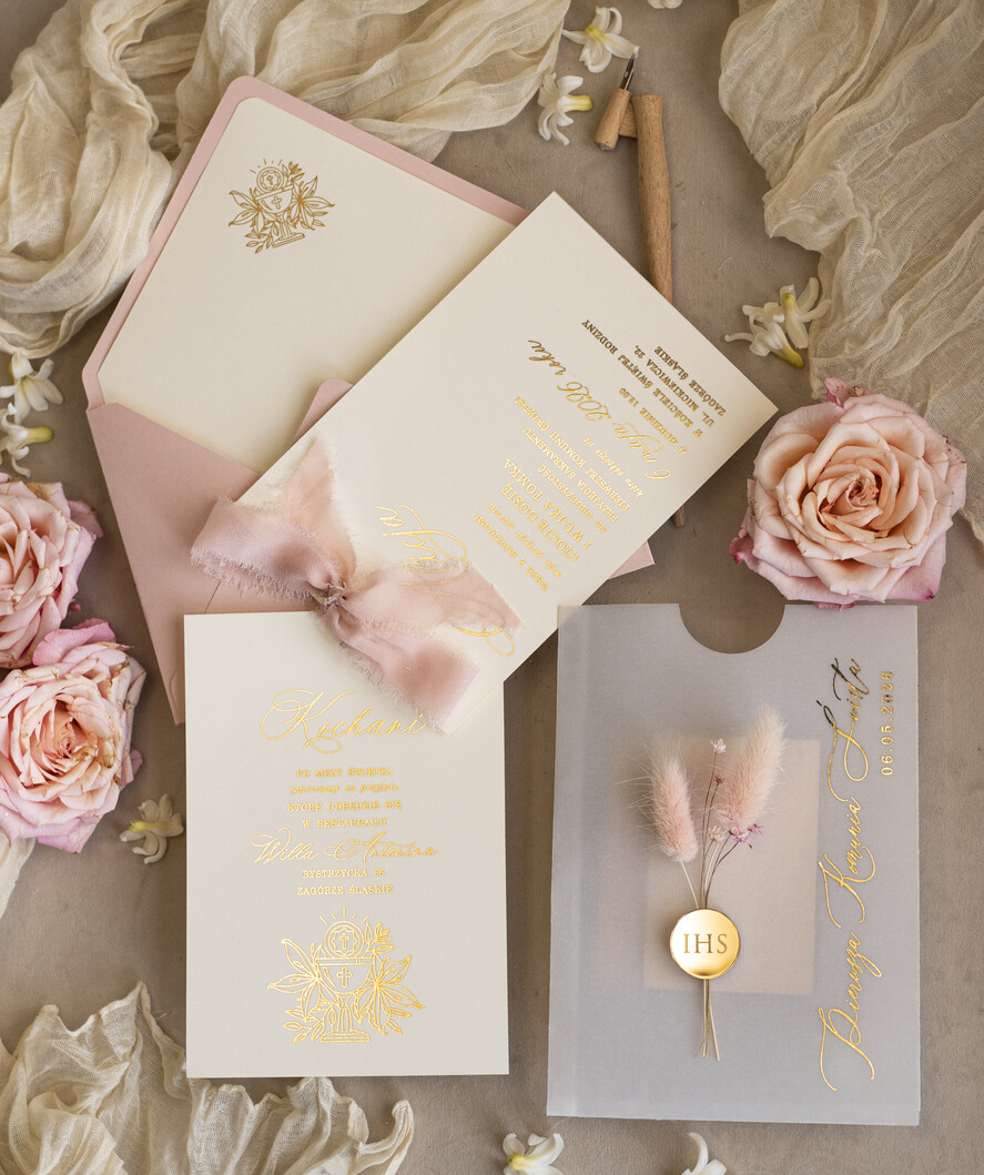 Zaproszenia na Komunię  dziewczynka  komunijne złote zaproszenia z kwiatkami, zaproszenia na Pierwszą komunię w kieszonce ze wstążką, zaproszenia na komunię dla dziewczynki, zaproszenie w kieszonce na komunię 9