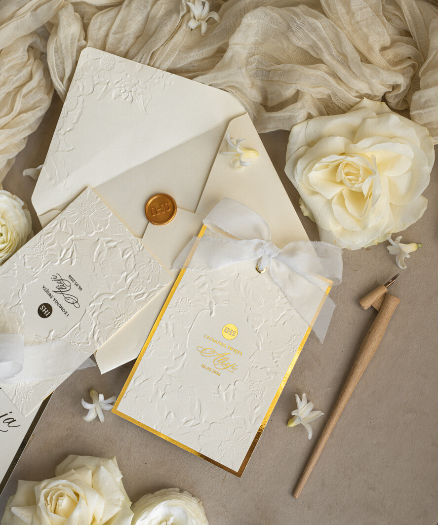 Zaproszenia na Komunię  dziewczynka  komunijne tłoczone złote zaproszenia, zaproszenia na Pierwszą komunię z tłoczonymi kwiatami, zaproszenia na komunię dla dziewczynki, zaproszenie na komunię ze wstążką  1