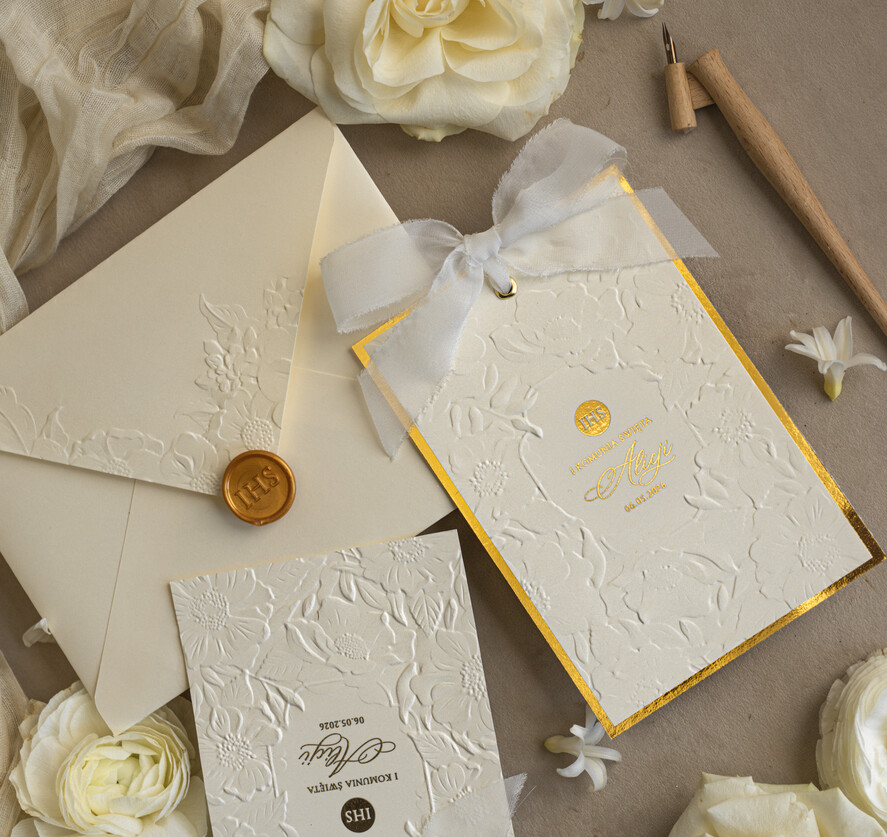 Zaproszenia na Komunię  dziewczynka  komunijne tłoczone złote zaproszenia, zaproszenia na Pierwszą komunię z tłoczonymi kwiatami, zaproszenia na komunię dla dziewczynki, zaproszenie na komunię ze wstążką  5