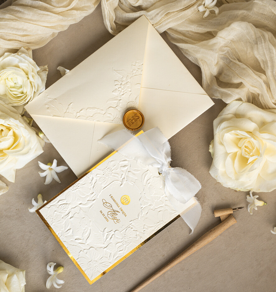 Zaproszenia na Komunię  dziewczynka  komunijne tłoczone złote zaproszenia, zaproszenia na Pierwszą komunię z tłoczonymi kwiatami, zaproszenia na komunię dla dziewczynki, zaproszenie na komunię ze wstążką  8