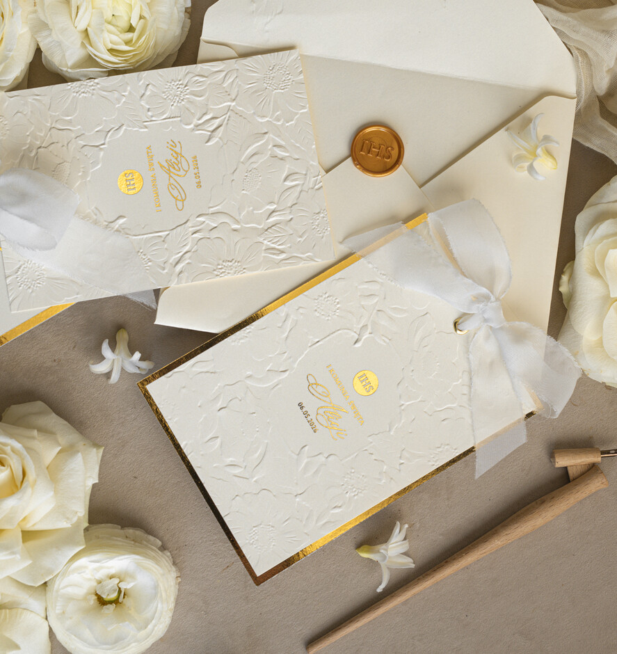 Zaproszenia na Komunię  dziewczynka  komunijne tłoczone złote zaproszenia, zaproszenia na Pierwszą komunię z tłoczonymi kwiatami, zaproszenia na komunię dla dziewczynki, zaproszenie na komunię ze wstążką  9
