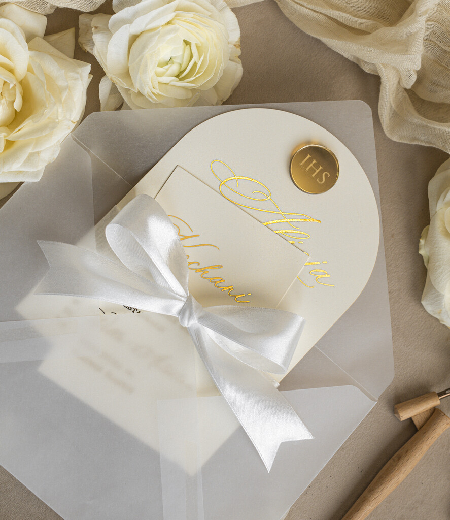 Zaproszenia na Komunię  dziewczynka  zaokrąglone zaproszenia komunijne, zaokrąglone zaproszenie na komunię, eleganckie złote zaproszenia na Pierwszą komunię2