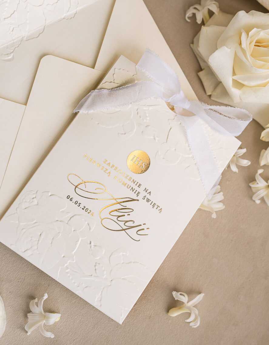 Zaproszenia na Komunię  dziewczynka  komunijne złote zaproszenia, zaproszenia na Pierwszą komunię z tłoczonymi kwiatami, tłoczone złocone zaproszenie w kieszonce na komunię1