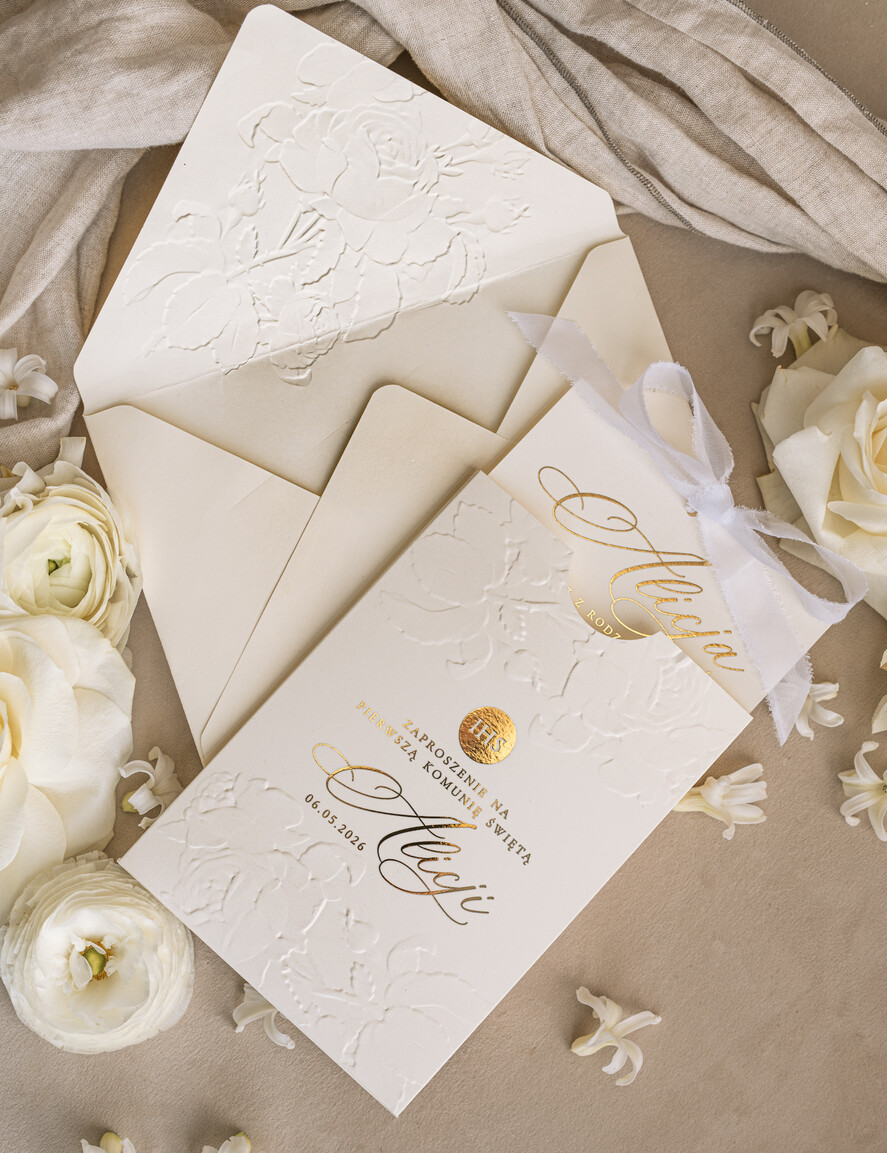 Zaproszenia na Komunię  dziewczynka  komunijne złote zaproszenia, zaproszenia na Pierwszą komunię z tłoczonymi kwiatami, tłoczone złocone zaproszenie w kieszonce na komunię5