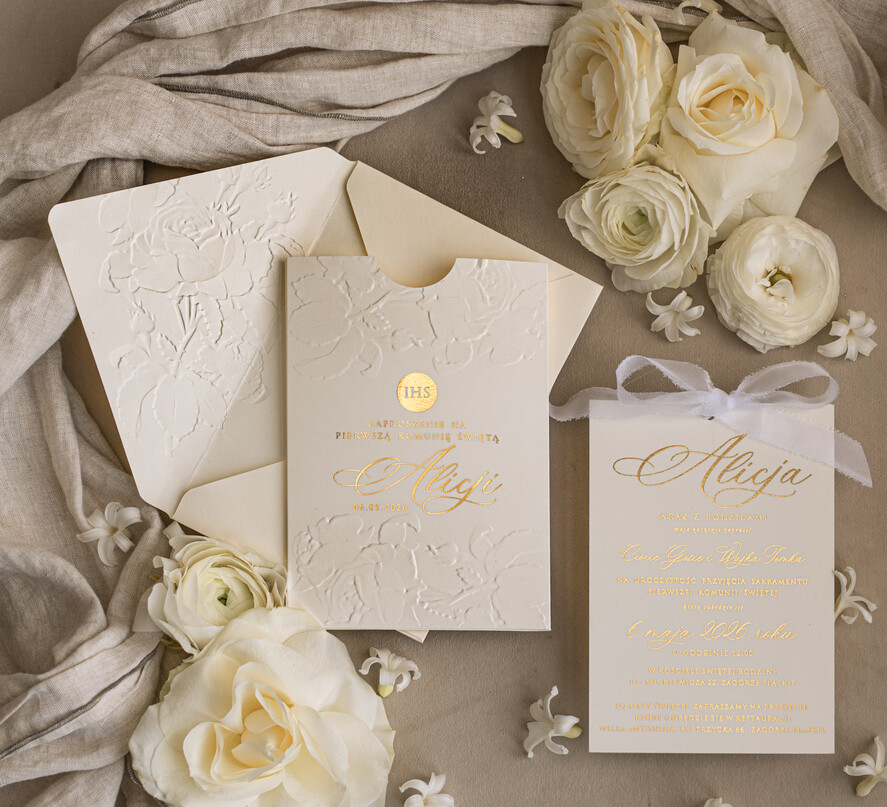 Zaproszenia na Komunię  dziewczynka  komunijne złote zaproszenia, zaproszenia na Pierwszą komunię z tłoczonymi kwiatami, tłoczone złocone zaproszenie w kieszonce na komunię0