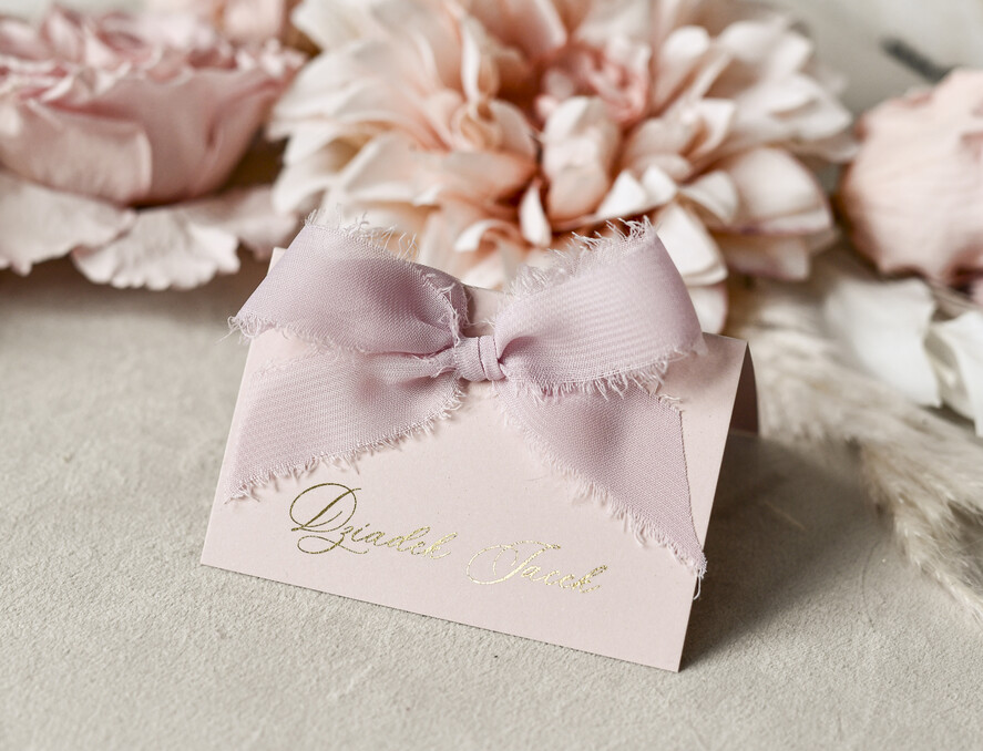 Winietki na komunię  winietki  złote winietki na komunię, winietka dekoracja stołu na komunii, komunijne winietki ze złotymi literami, eleganckie winietki na komunię2