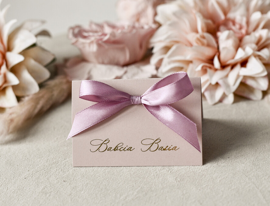 Winietki na komunię  winietki  złote winietki na komunię, winietka dekoracja stołu na komunii, komunijne winietki ze złotymi literami, eleganckie winietki na komunię1