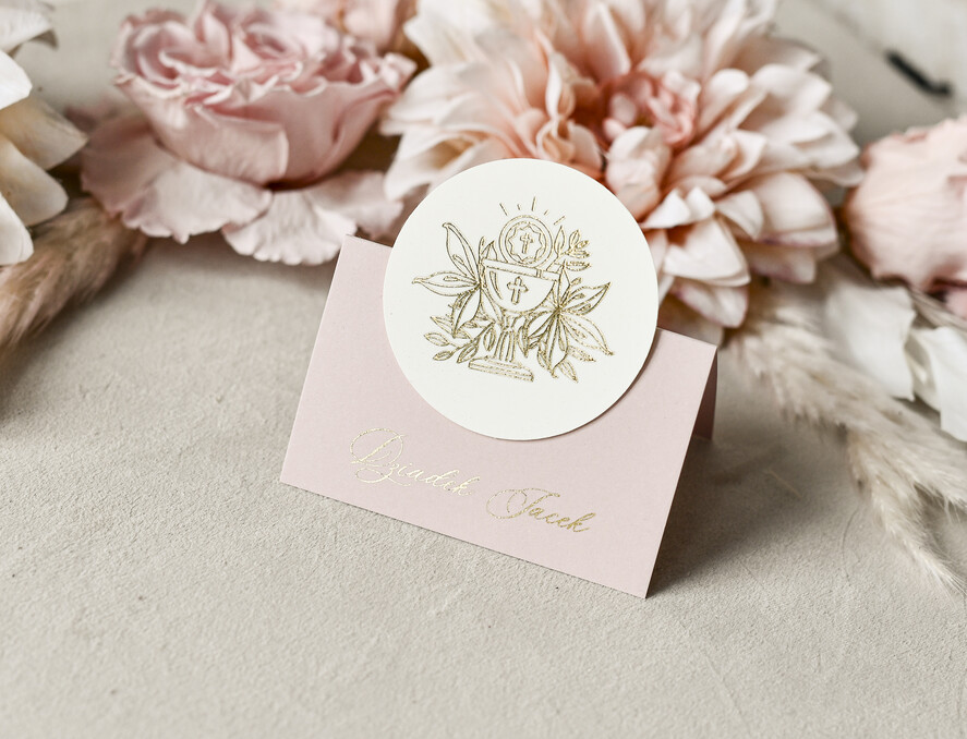 Winietki na komunię  winietki  złote winietki na komunię, winietka dekoracja stołu na komunii, komunijne winietki ze złotymi literami, eleganckie winietki na komunię4