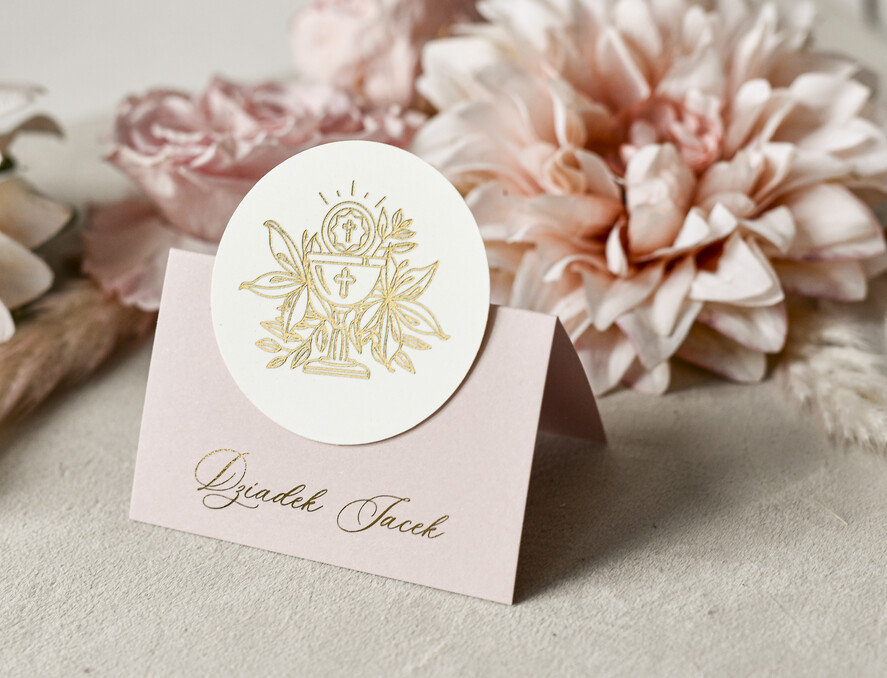 Winietki na komunię  winietki  złote winietki na komunię, winietka dekoracja stołu na komunii, komunijne winietki ze złotymi literami, eleganckie winietki na komunię0