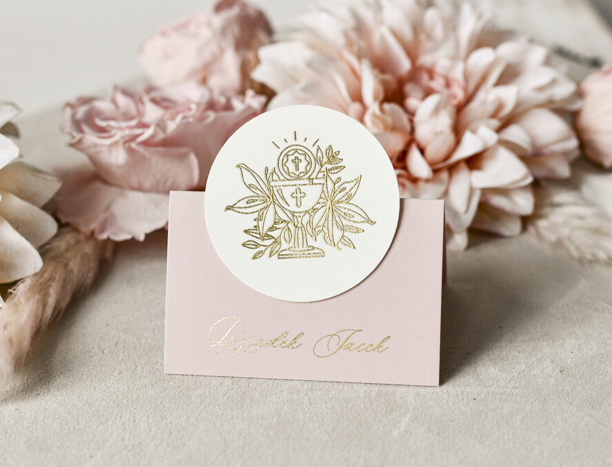 Winietki na komunię  winietki  złote winietki na komunię, winietka dekoracja stołu na komunii, komunijne winietki ze złotymi literami, eleganckie winietki na komunię1