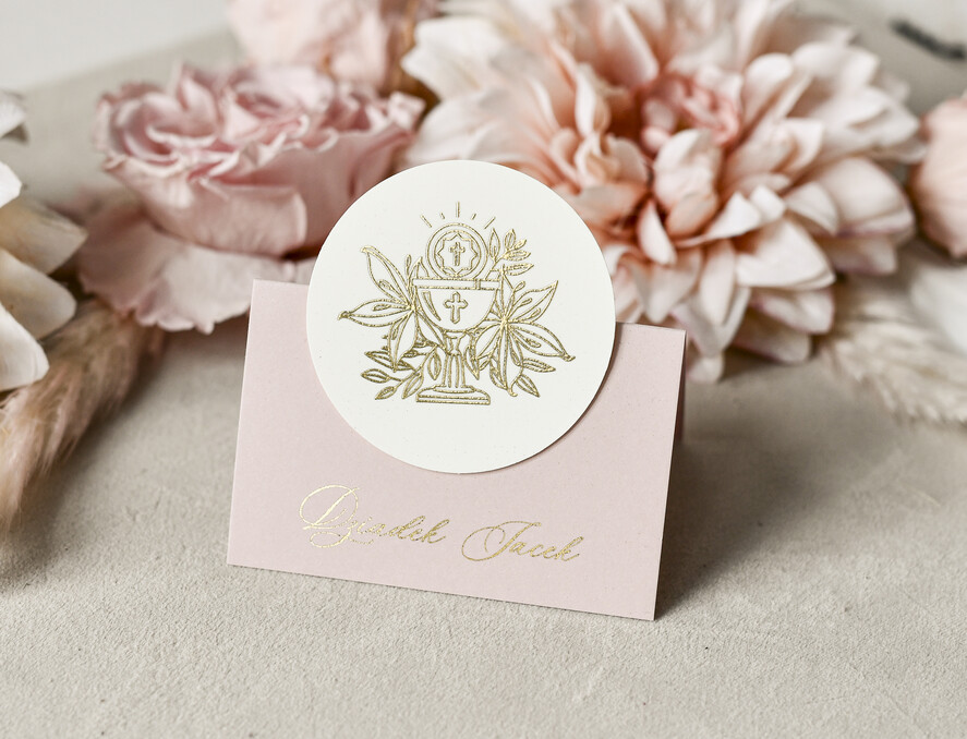 Winietki na komunię  winietki  złote winietki na komunię, winietka dekoracja stołu na komunii, komunijne winietki ze złotymi literami, eleganckie winietki na komunię2