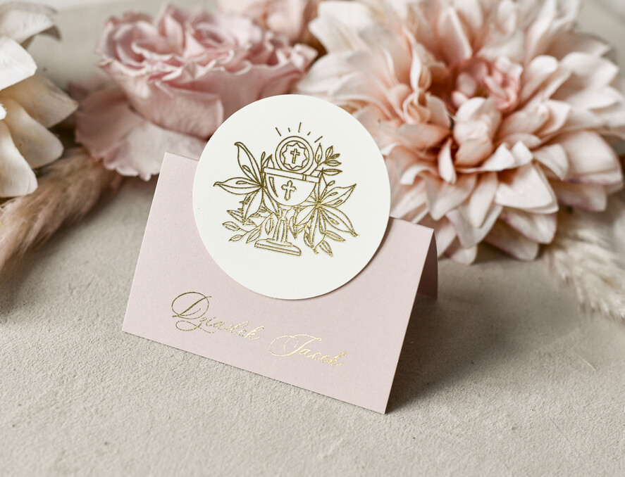 Winietki na komunię  winietki  złote winietki na komunię, winietka dekoracja stołu na komunii, komunijne winietki ze złotymi literami, eleganckie winietki na komunię3