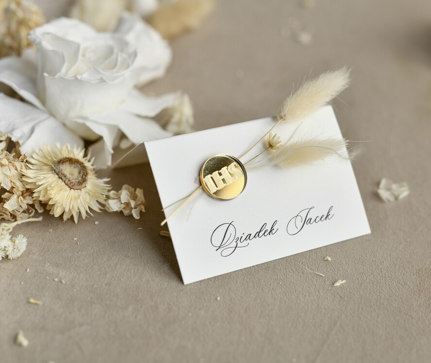 Winietki na komunię  winietki  złote winietki na komunię, winietka dekoracja stołu na komunii, komunijne winietki ze złotymi literami, eleganckie winietki na komunię2