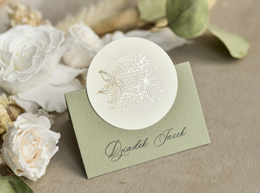 Winietki na komunię  winietki  złote winietki na komunię, winietka dekoracja stołu na komunii, komunijne winietki ze złotymi literami, eleganckie winietki na komunię3