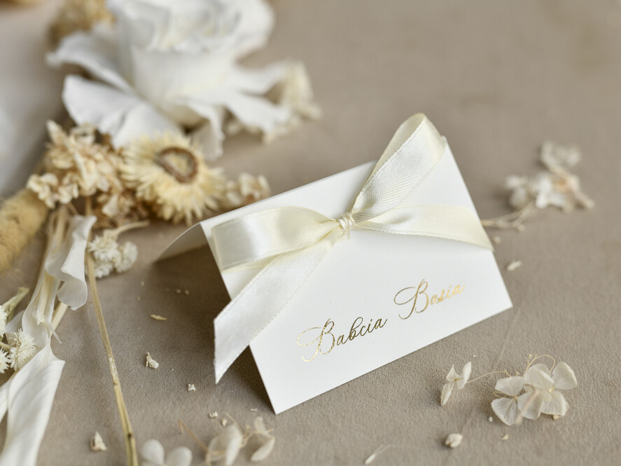 Winietki na komunię  winietki  złote winietki na komunię, winietka dekoracja stołu na komunii, komunijne winietki ze złotymi literami, eleganckie winietki na komunię1