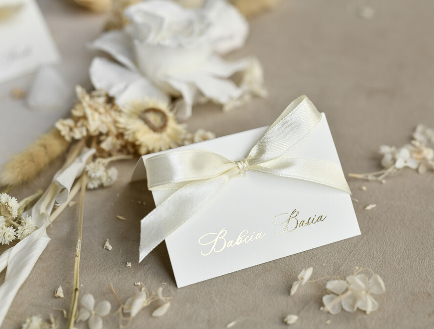 Winietki na komunię  winietki  złote winietki na komunię, winietka dekoracja stołu na komunii, komunijne winietki ze złotymi literami, eleganckie winietki na komunię2