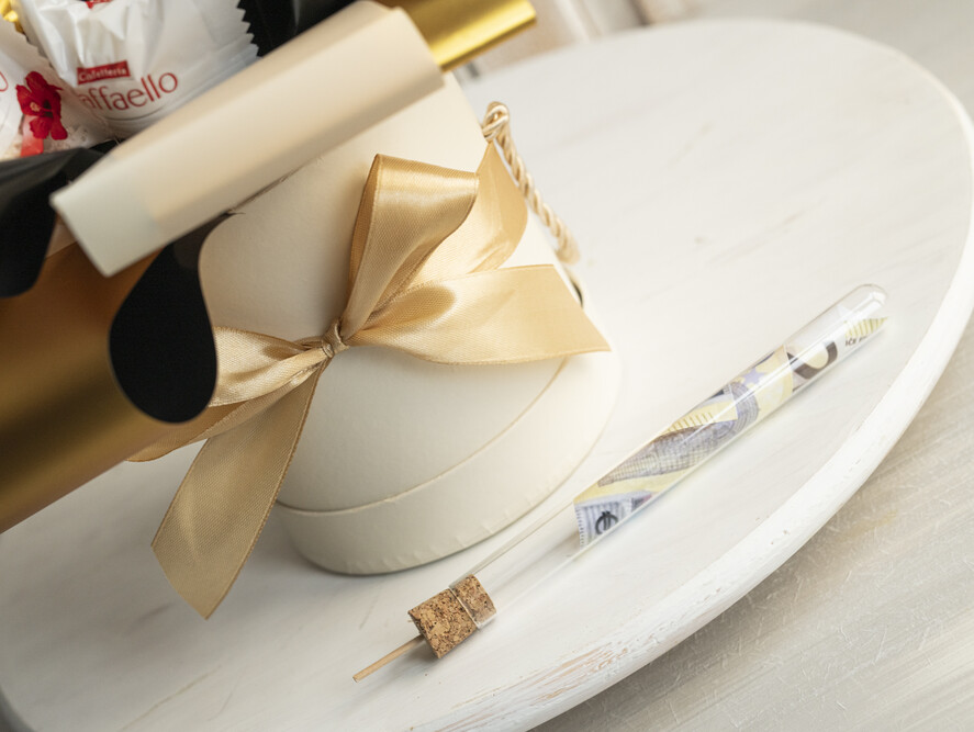  Prezenty dla Młodej Pary  Bomboniery Czekoladki prezent dla młodej pary, box dla młodej pary, prezent ślubny, słodki prezent ślubny, box prezentowy na ślub, zestaw słodyczy dla pary, prezent na wesele, upominek ślubny, prezent na nową drogę życia5