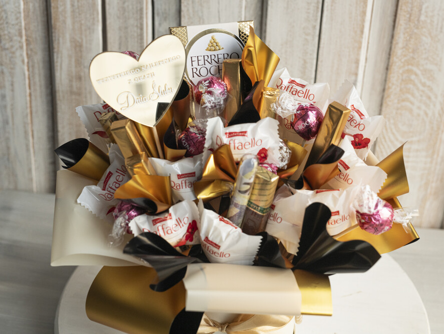  Prezenty dla Młodej Pary  Bomboniery Czekoladki prezent dla młodej pary, box dla młodej pary, prezent ślubny, słodki prezent ślubny, box prezentowy na ślub, zestaw słodyczy dla pary, prezent na wesele, upominek ślubny, prezent na nową drogę życia10