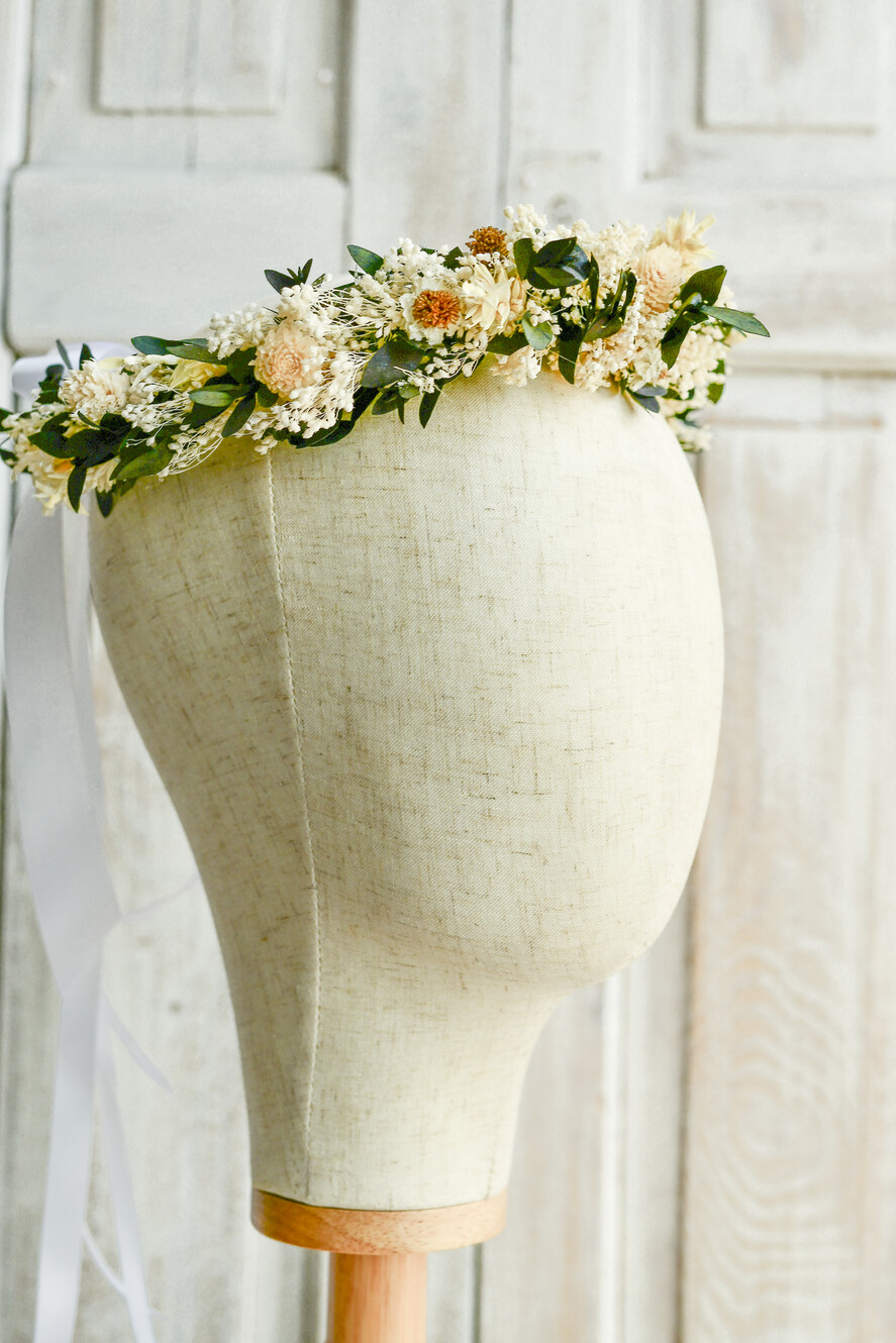 Dodatki dekoracje na komunię  wianki Wianek komunijny z żywych, preparowanych kwiatów w odcieniach zieleni i ecru. Delikatny, lekki i trwały, idealny do stylizacji komunijnej.3