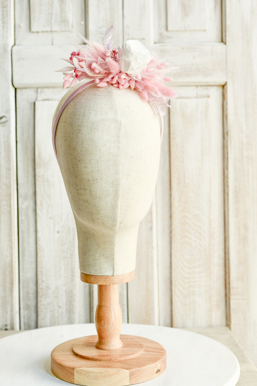 Dodatki dekoracje na komunię  wianki Wianki komunijne na opasce – lekkie, wygodne i ręcznie wykonane. Delikatne kwiaty idealnie dopełnią stylizację na Pierwszą Komunię Świętą2