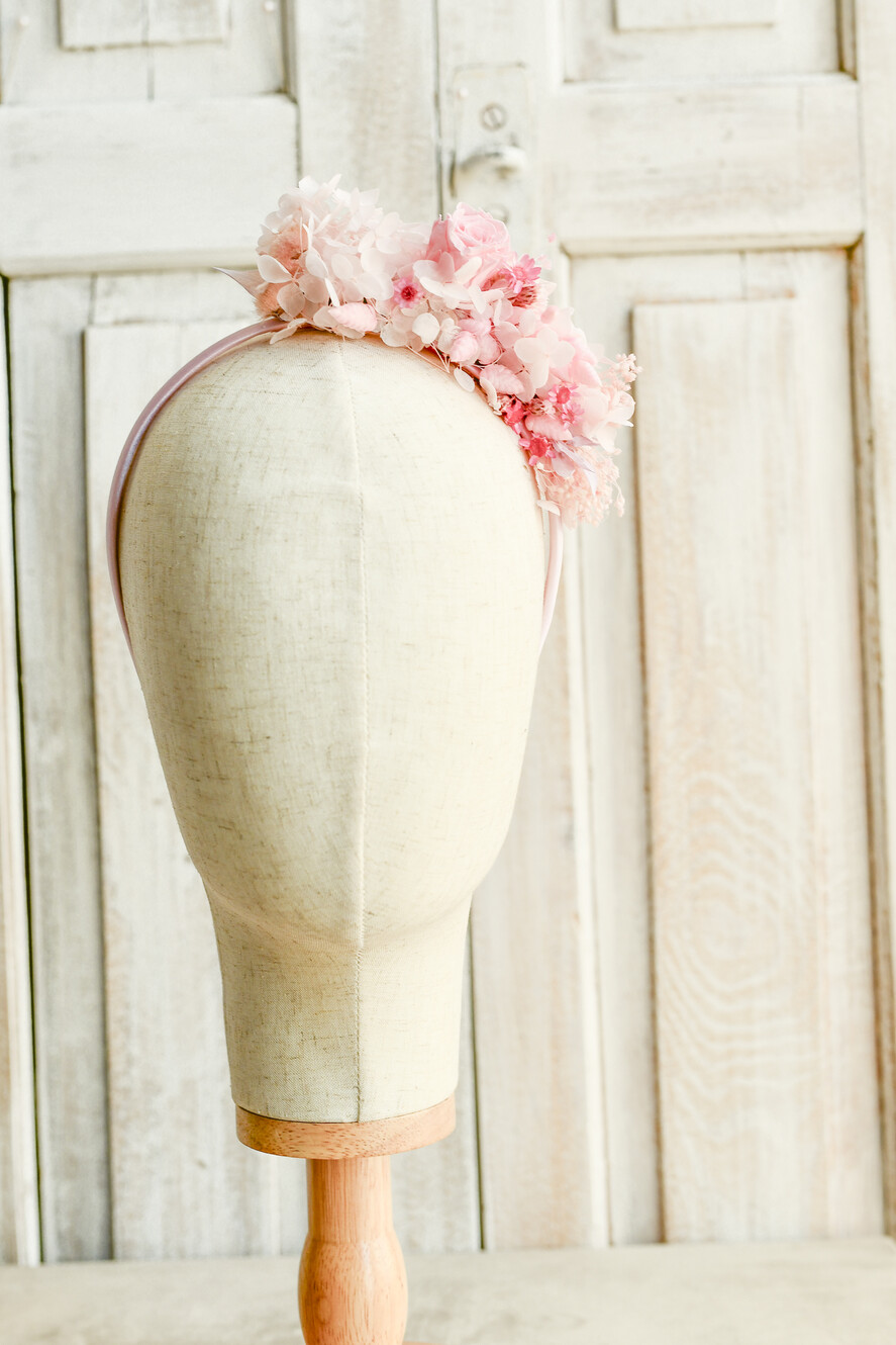 Dodatki dekoracje na komunię  wianki Wianki komunijne na opasce – lekkie, wygodne i ręcznie wykonane. Delikatne kwiaty idealnie dopełnią stylizację na Pierwszą Komunię Świętą2