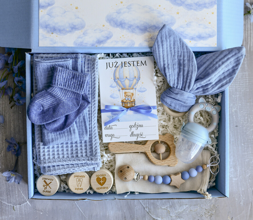 prezent dla Noworodka - Wyprawka duze boxy preznetowe dla noworodka  Zestaw prezentowy dla Noworodka - Wyprawka Błękitna boho gryzak pieluszka Kroki Milowe2