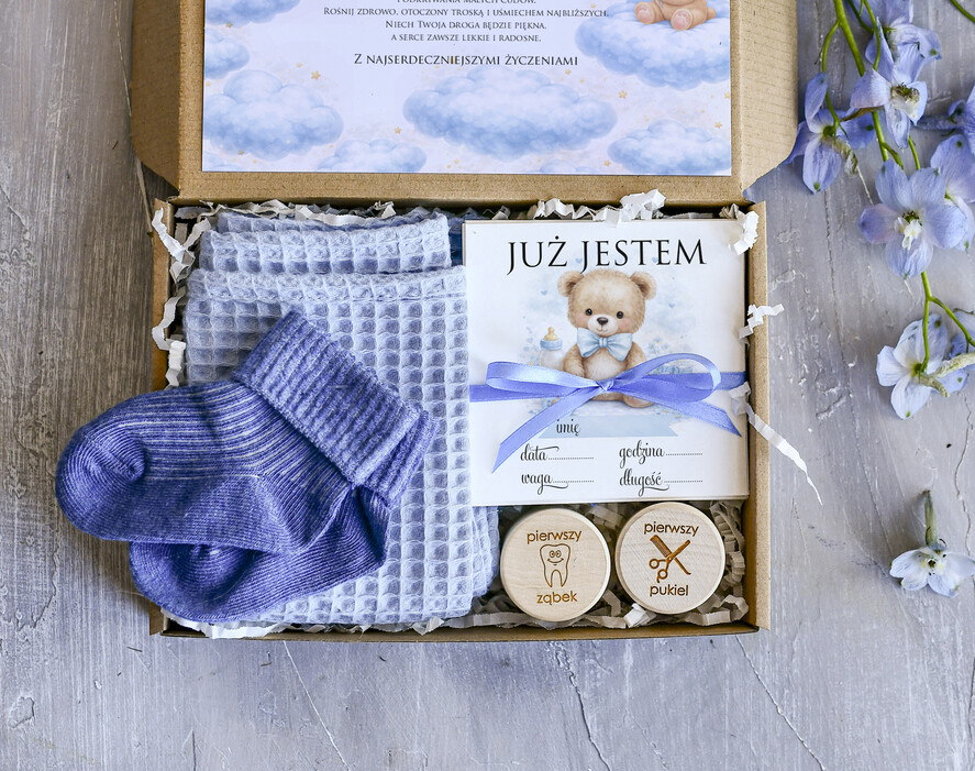 prezent dla Malucha - Wyprawka małe boxy prezentowe dla malucha prezent dla malucha pudełko na ząbek włosy, pieluszka 25x25, karty do zdjęć mój pierwszy rok, skarpetki1